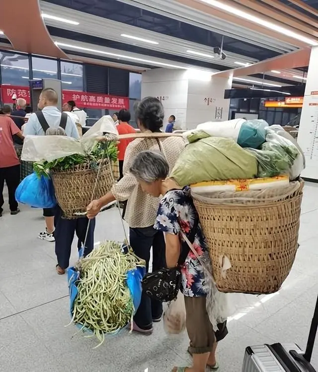网友建议重庆地铁不准乘客携带菜筐_重庆地铁能带食物吗_重庆地铁携带物品尺寸规定