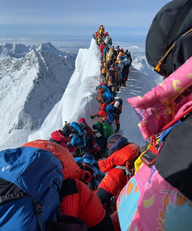 珠峰近顶处路段塌陷致2人遇难 登山拥堵加剧风险